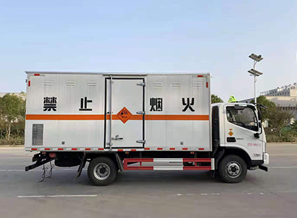 桑日爆破器材运输车