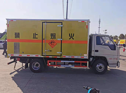 桑日爆破器材运输车技术升级与安全合规新趋势